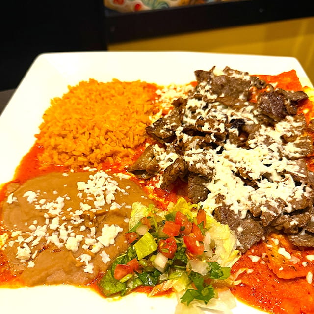 CHILAQUILES ROJO CON CECINA.