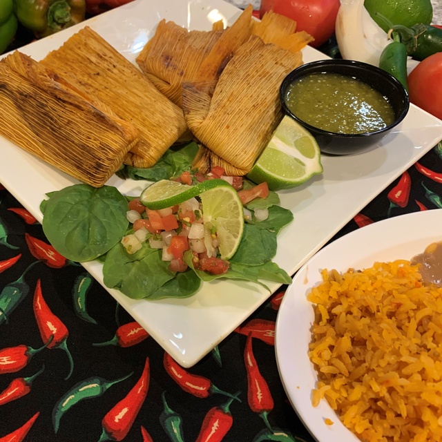 TAMALES CON POLLO Y RAJAS.