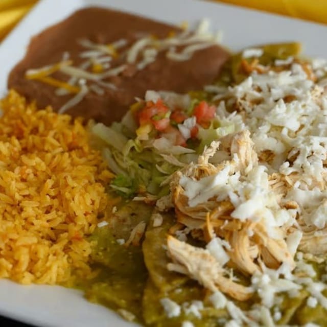 CHILAQUILES VERDES CON POLLO.